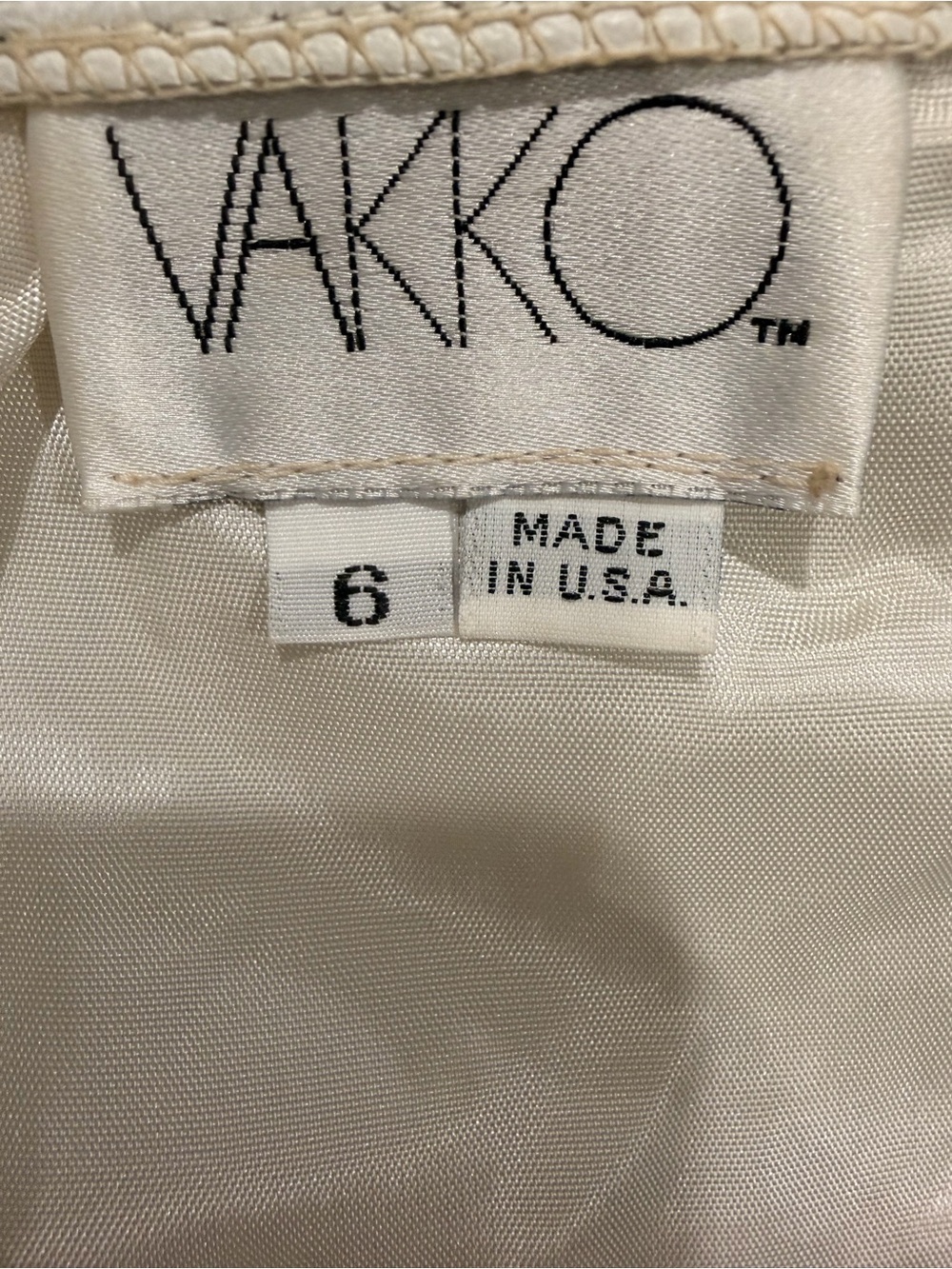 Vintage Vakko Cream Leather Pencil Skirt, Ruched Waist, Quiet Luxury. Old Money - Picture 16 of 17